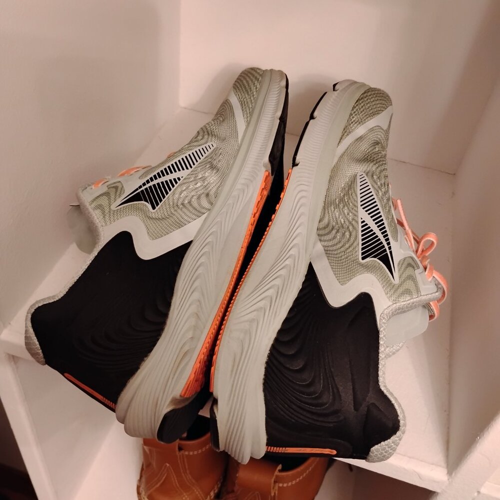 EUC Altra Torin 5-Greyish-Green and Coral - Picture 5 of 8